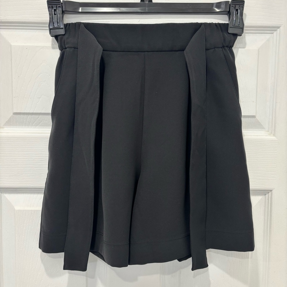 Lululemon Athletica black Noir Short size 4